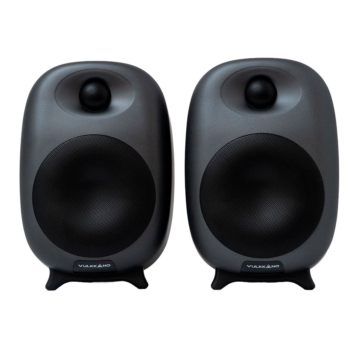 Dos altavoces negros Vulkano se colocan uno al lado del otro sobre fondo blanco.
