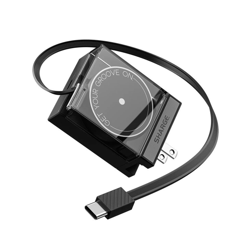 Caricatore nero con custodia trasparente e cavo USB-C. Testo: Get Your Groove On.