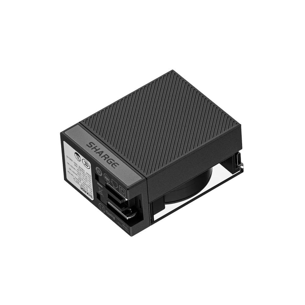 Un power bank nero marca Sharge con parte superiore testurizzata e porte USB sul lato.