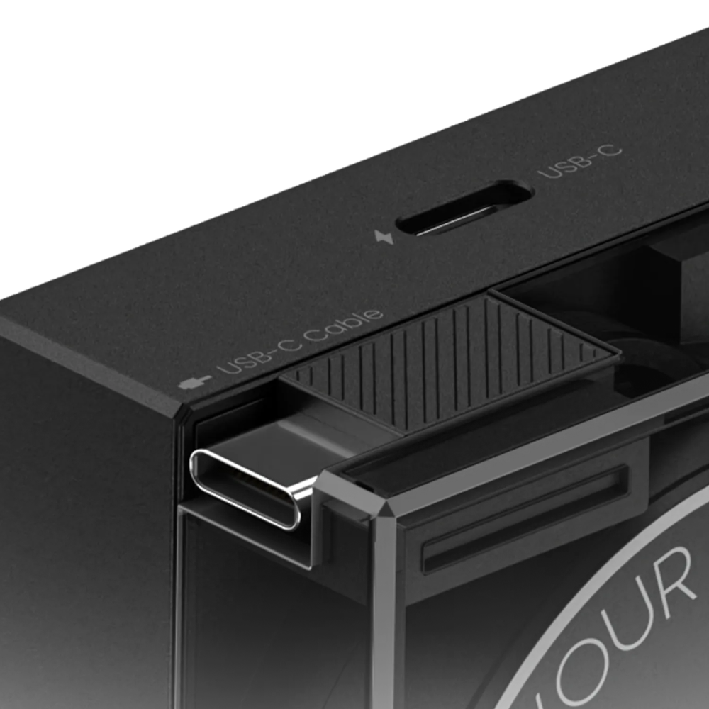 Un cavo USB-C viene inserito in un dispositivo nero.