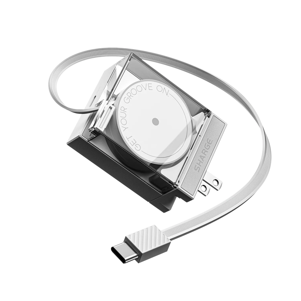 Un cavo USB-C bianco con un avvolgicavo nero e argento con testo.