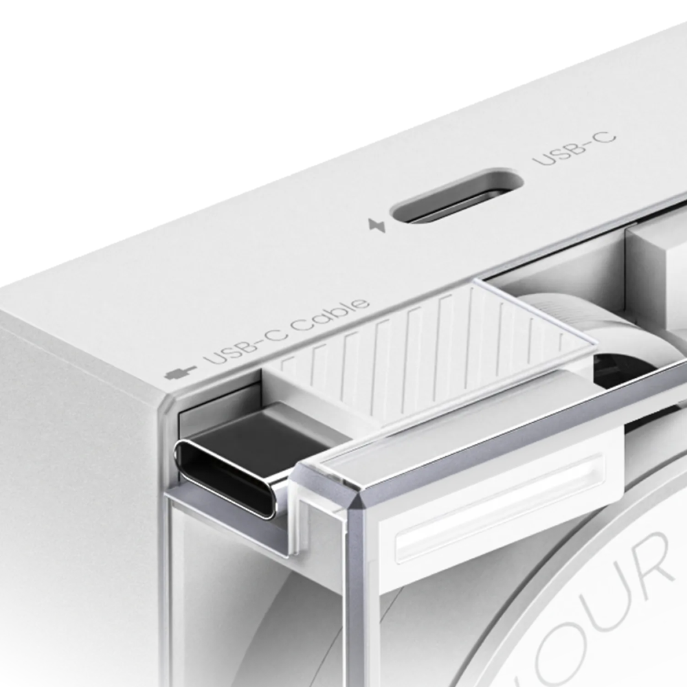 Un cavo USB-C è inserito in un dispositivo bianco etichettato USB-C.