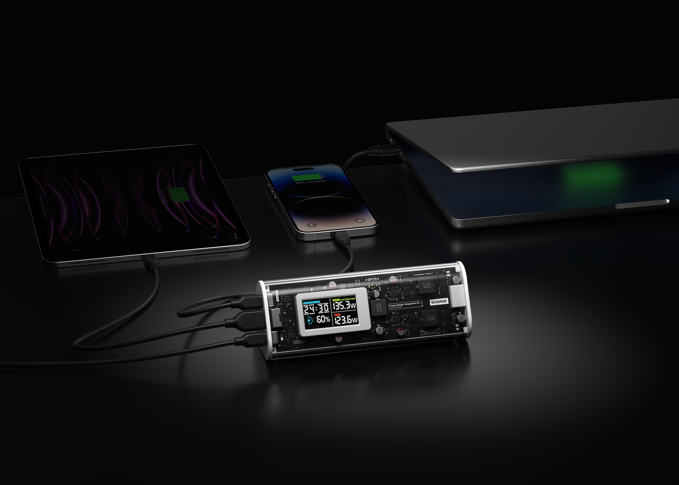 Un ordinateur portable, un smartphone et une tablette sont connectés à un chargeur avec écran.