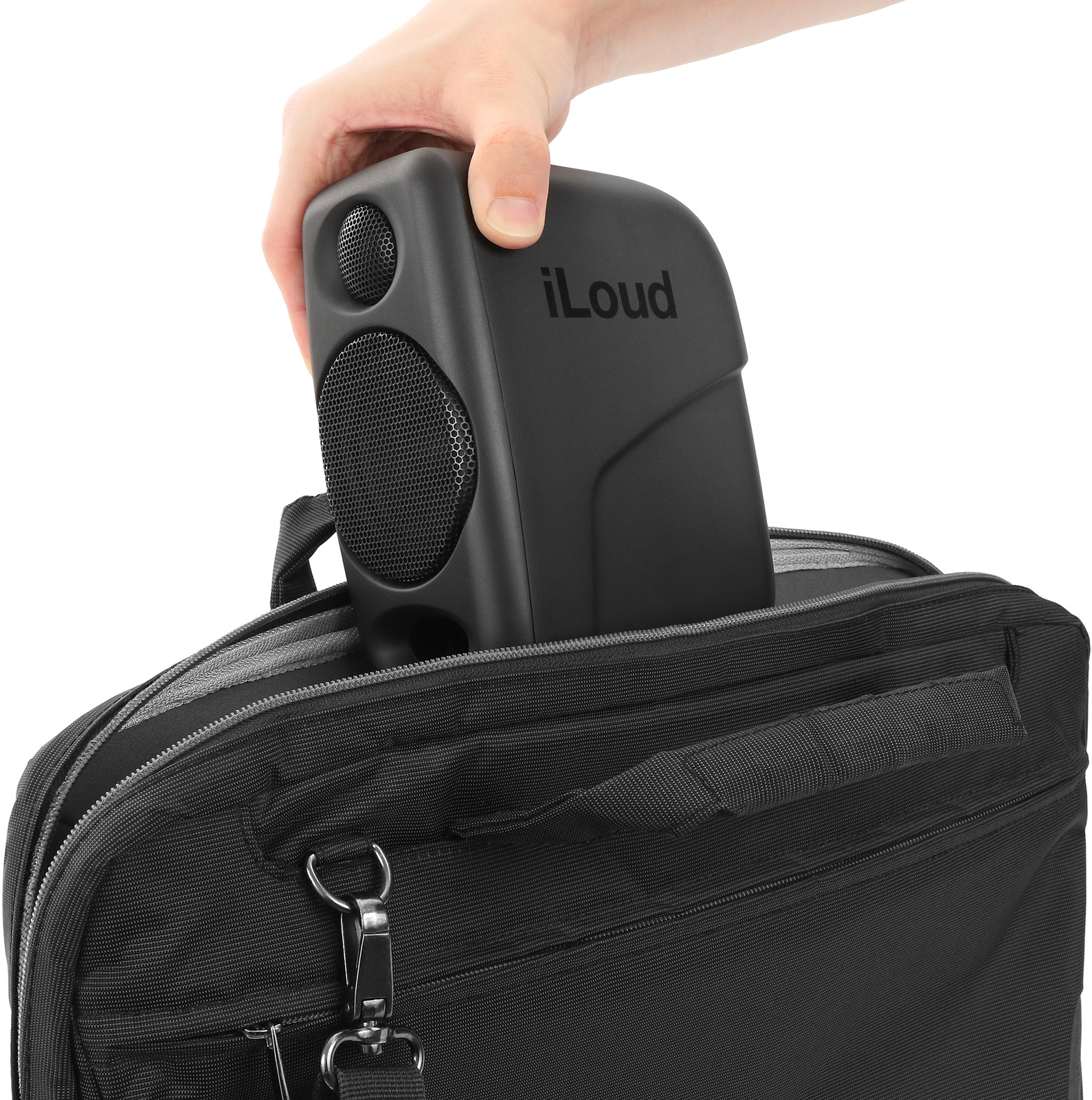 Mano inserisce altoparlante iLoud nero in borsa nera.