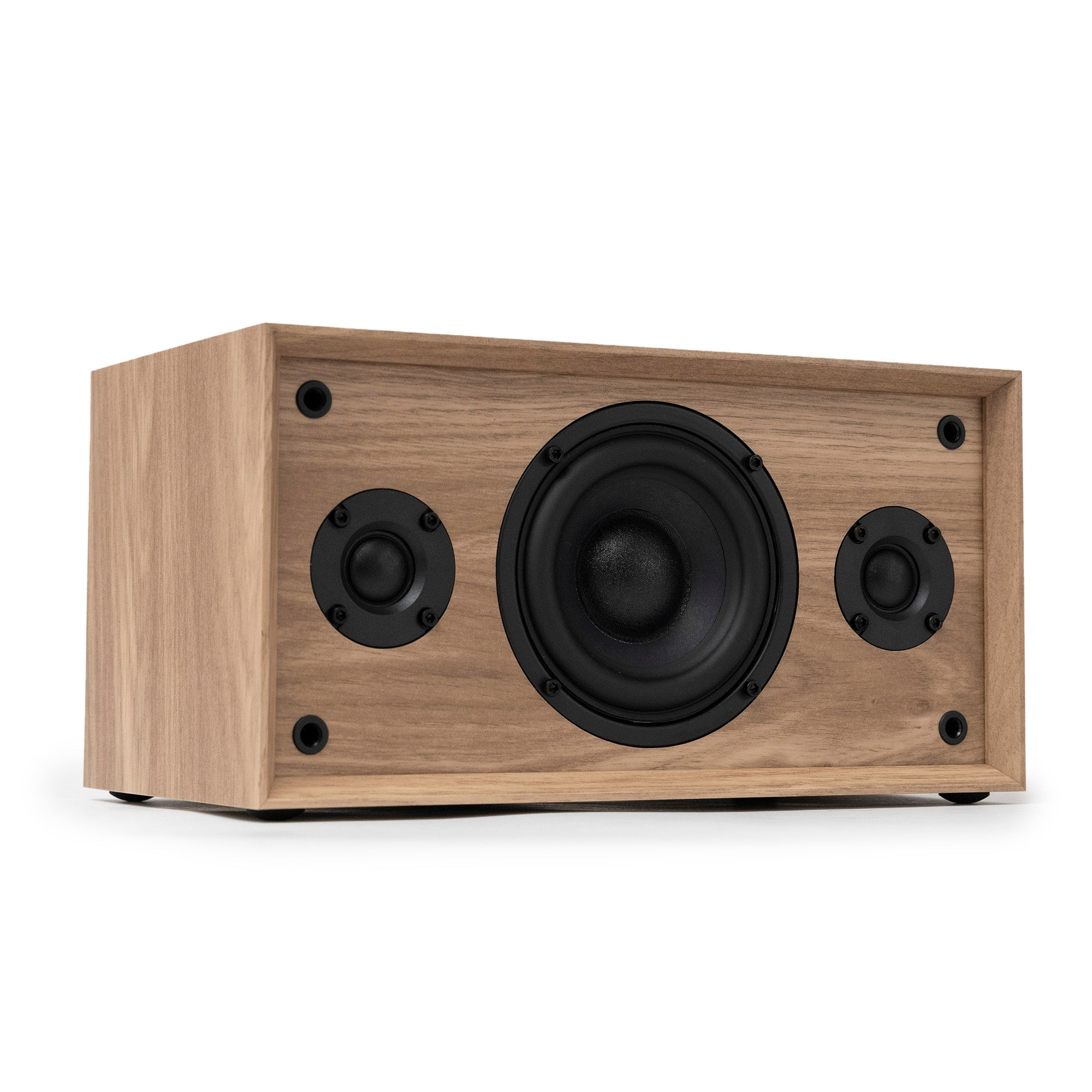 Un altavoz de madera con un woofer grande y dos tweeters más pequeños.