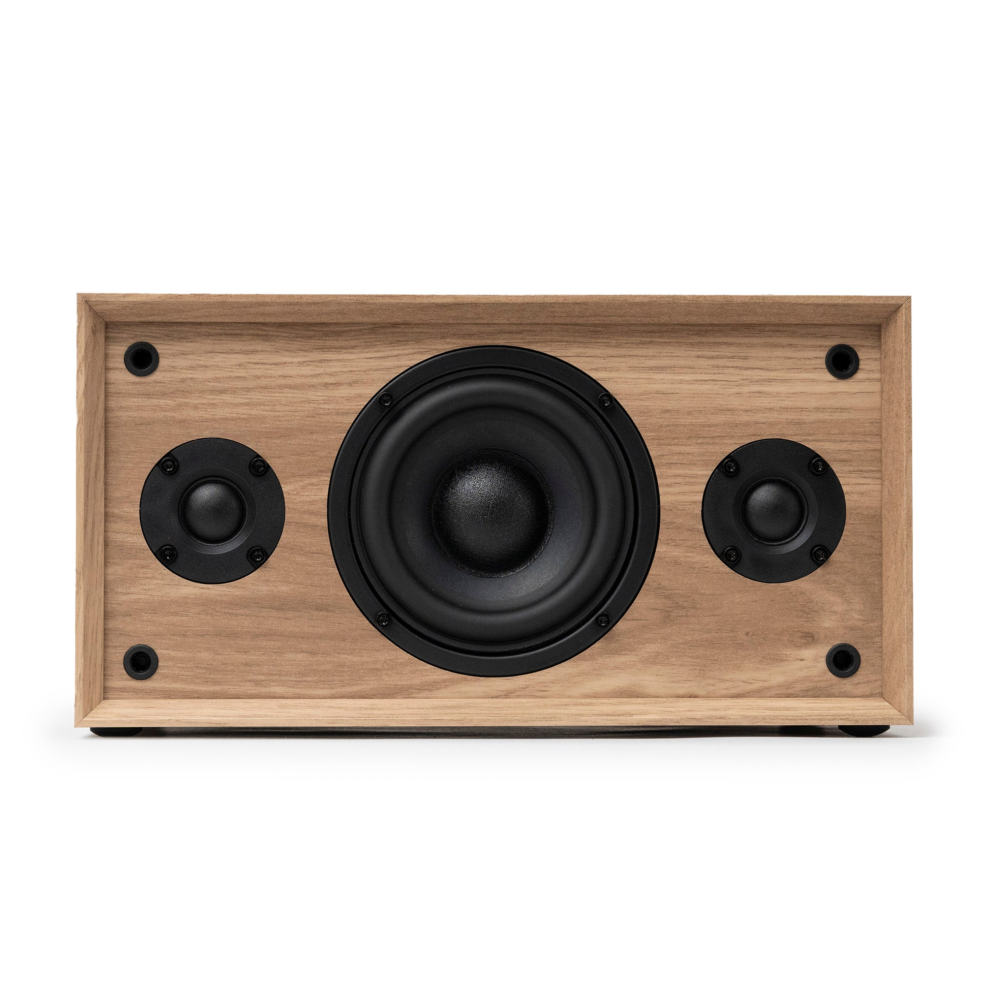 Un altavoz de madera con un woofer negro grande y dos tweeters más pequeños.
