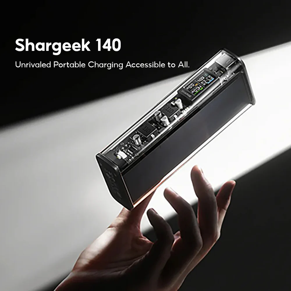 Une batterie externe transparente aux composants internes éclairés. Tenue par une main.