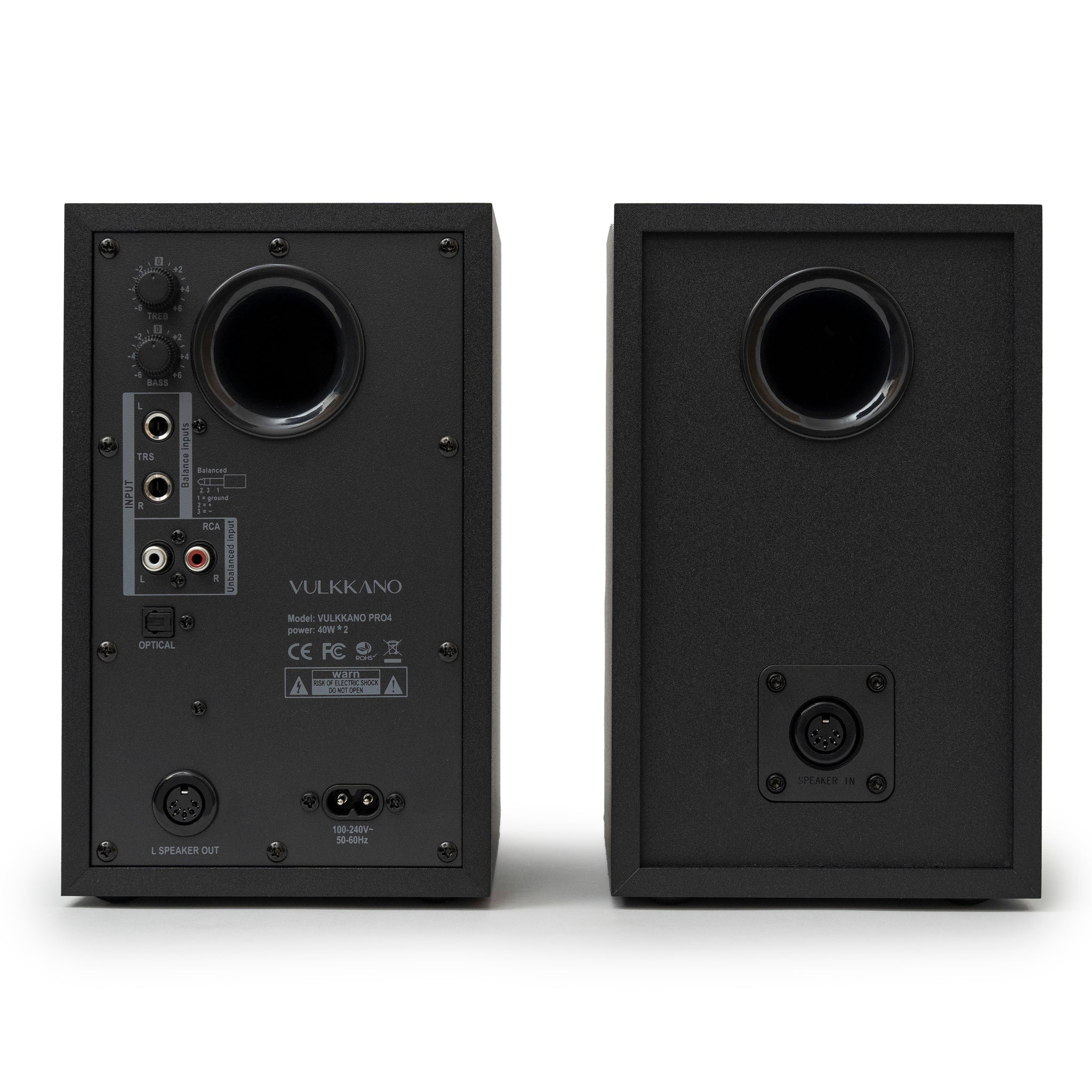 Reverso de dos altavoces negros mostrando puertos y controles.