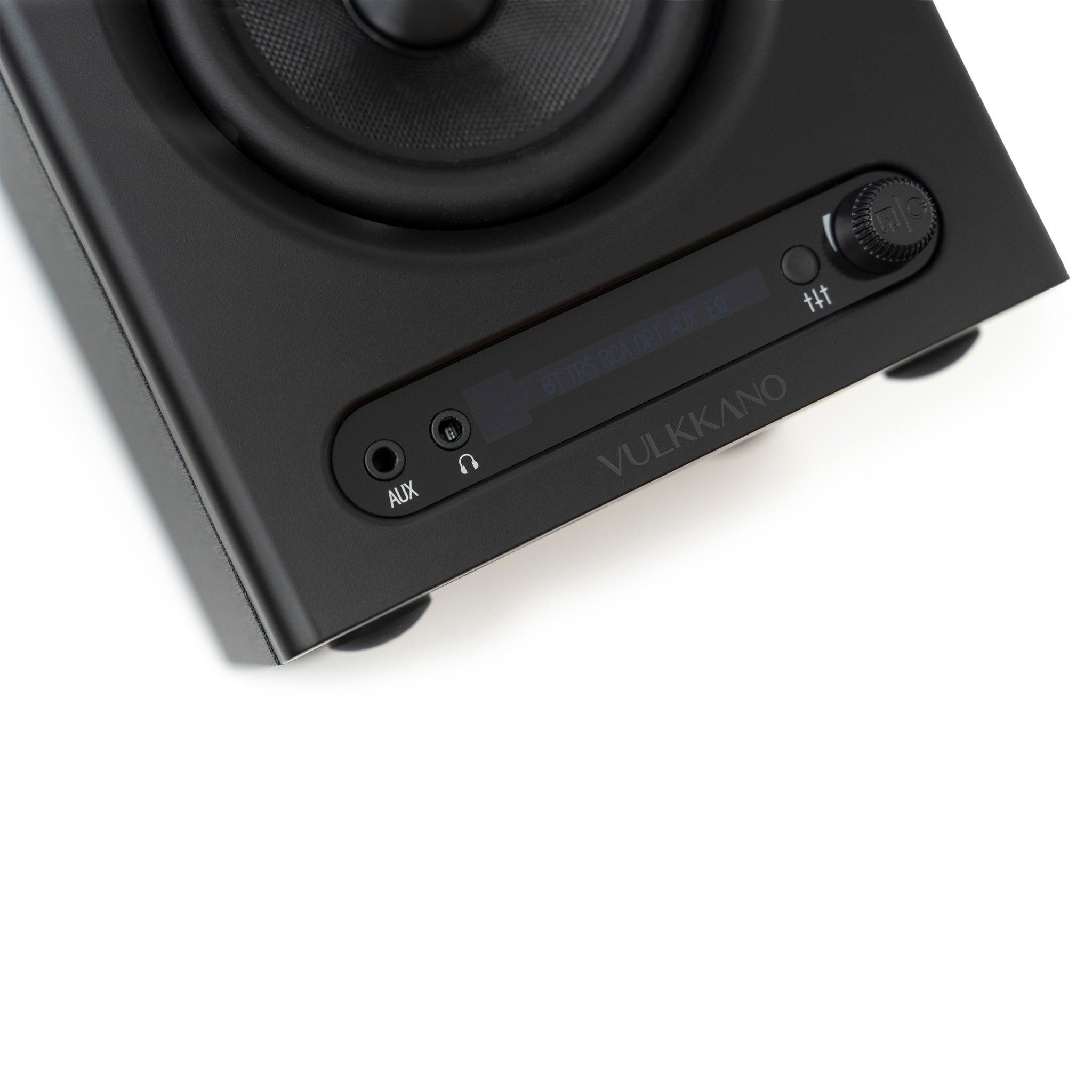 Altavoz negro con perilla, entrada AUX y pantalla.