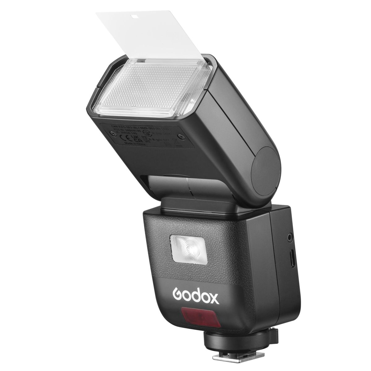 Schwarzer Godox Blitz mit Diffusor und rotem Lämpchen. Nahaufnahme.