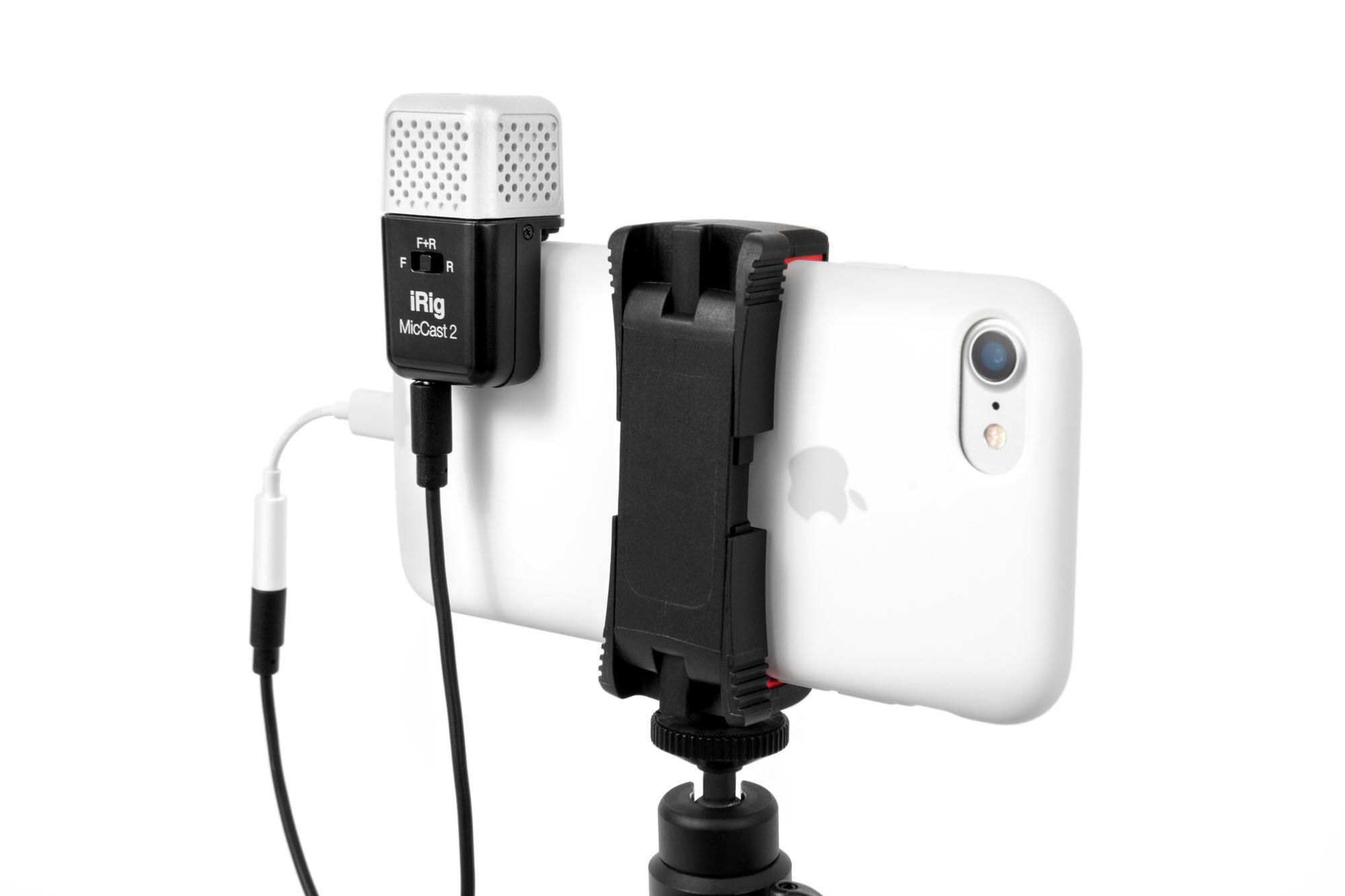 Ein iRig MicCast 2 Mikrofon ist an einem weißen iPhone befestigt.