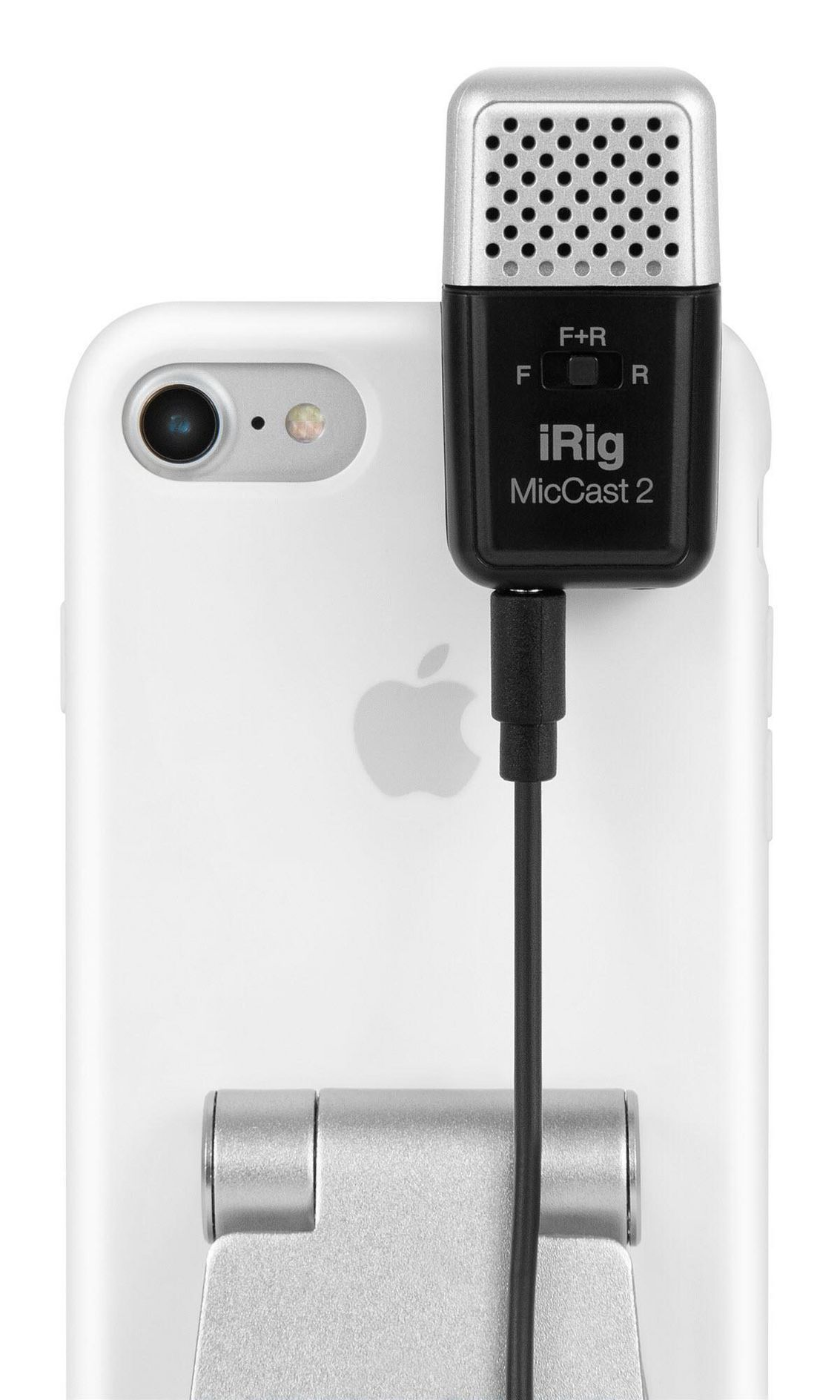 Ein iRig MicCast 2 Mikrofon ist an einem weißen iPhone mit Ständer befestigt.