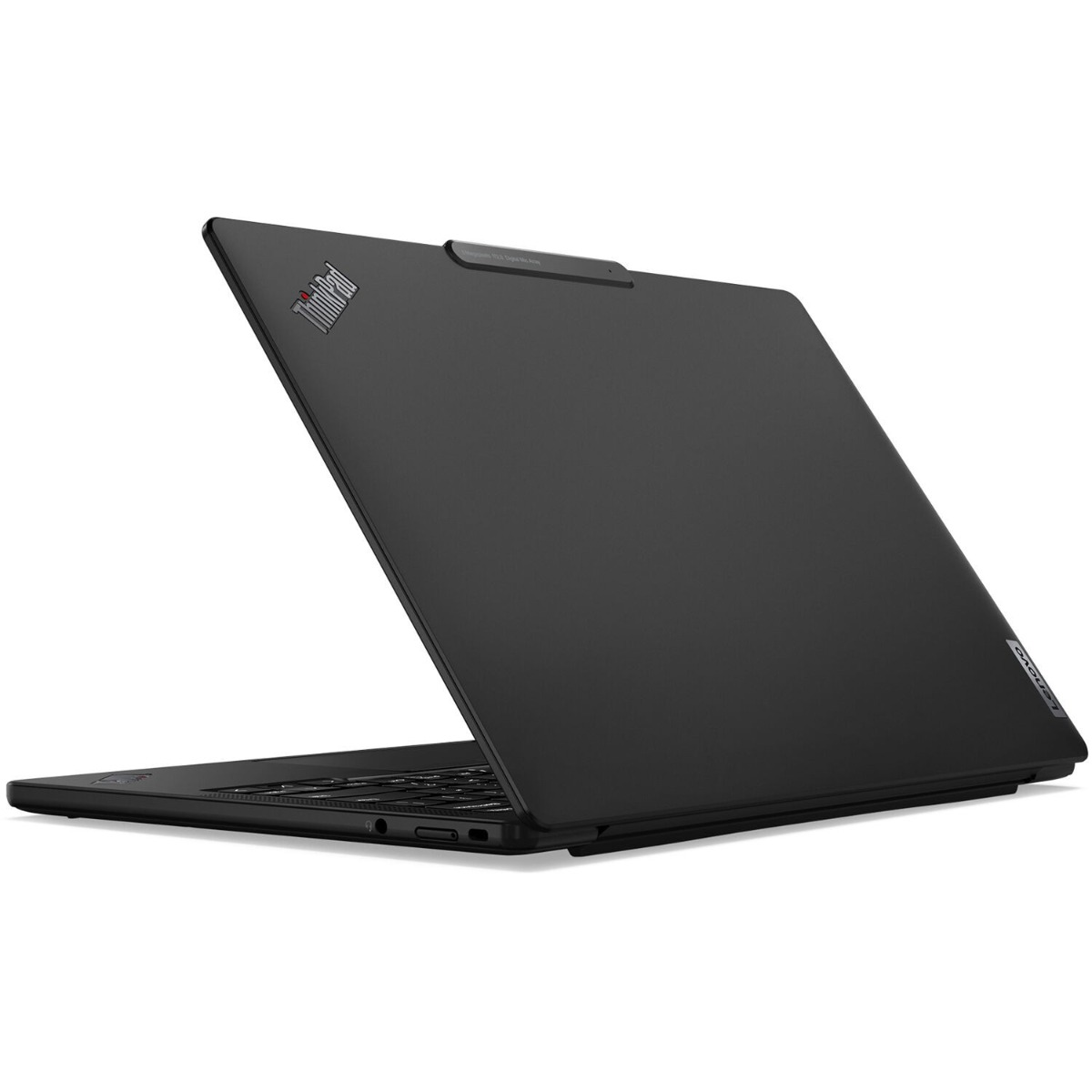 Un ordinateur portable noir Lenovo ThinkPad est partiellement ouvert, clavier visible.