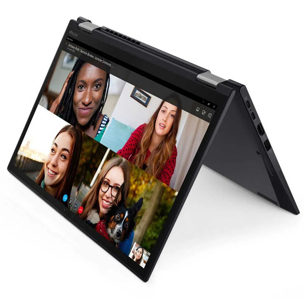 Laptopscherm toont een videogesprek met vier personen en een hond.