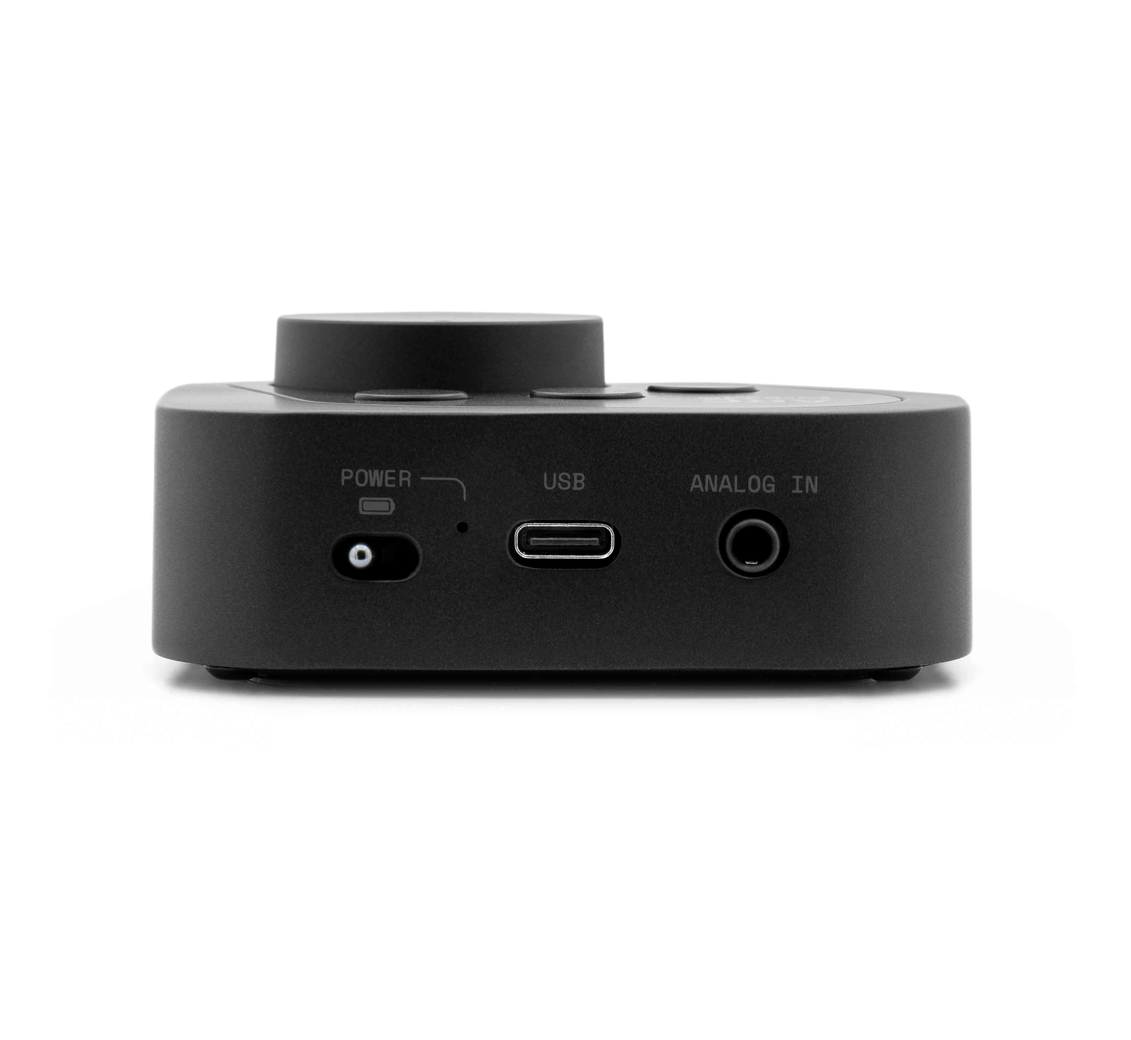 Dispositivo audio nero con porte di alimentazione, USB e ingresso analogico.