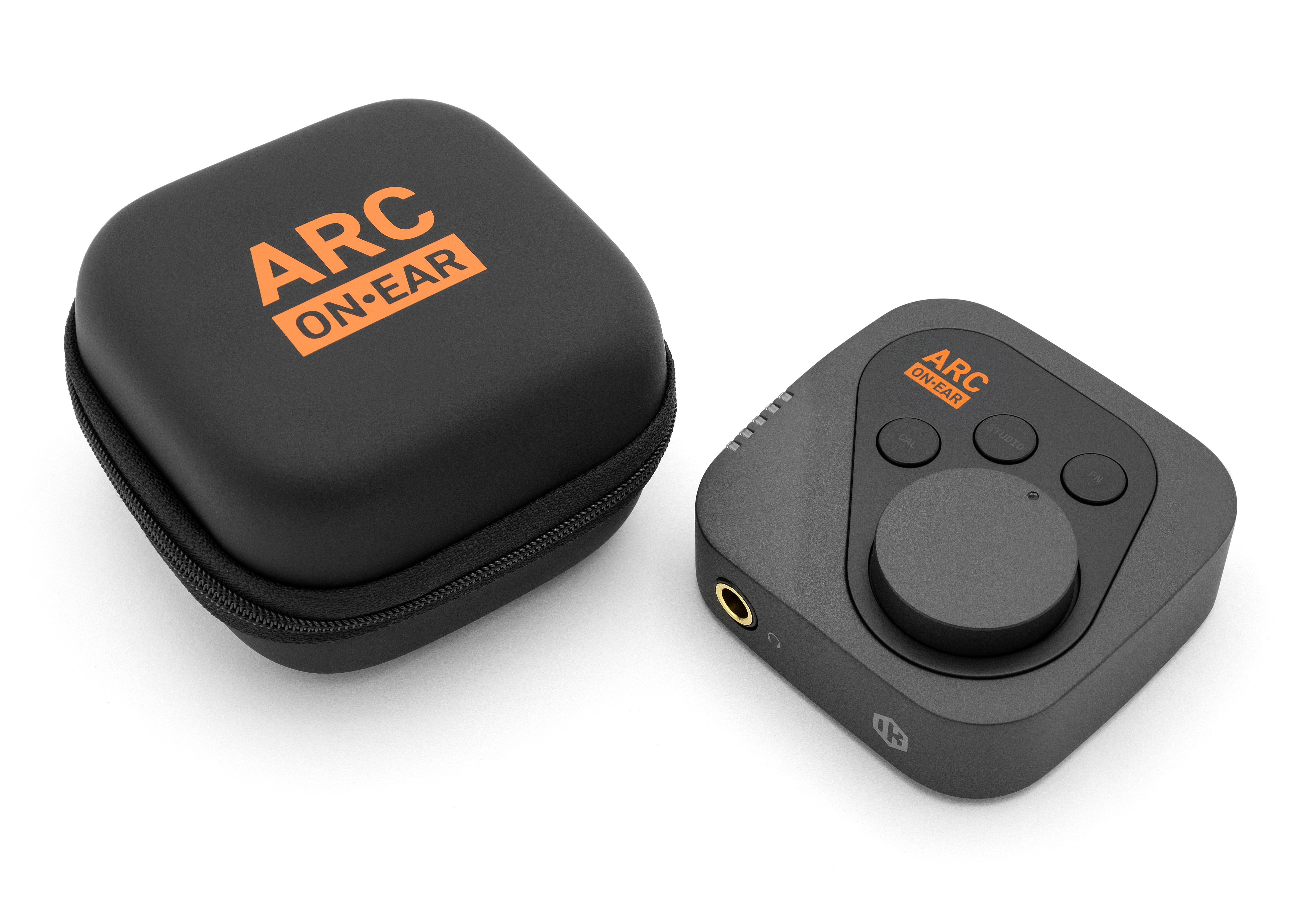 Custodia nera con logo arancione e un dispositivo audio grigio accanto.