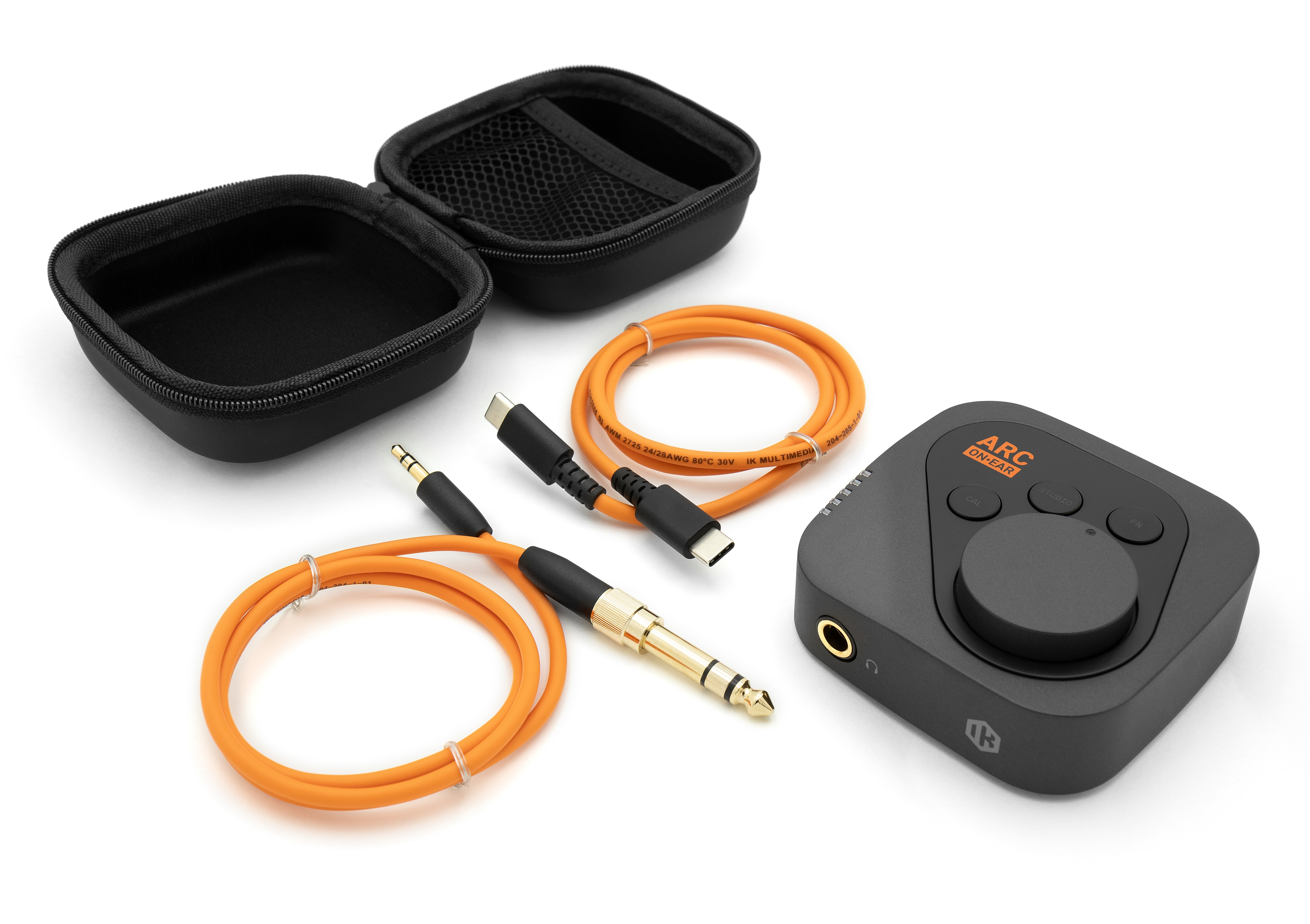 Custodia nera, cavi arancioni con connettori, dispositivo audio nero con manopola.