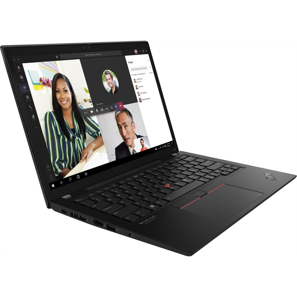 Un portátil negro muestra una videollamada con tres personas.