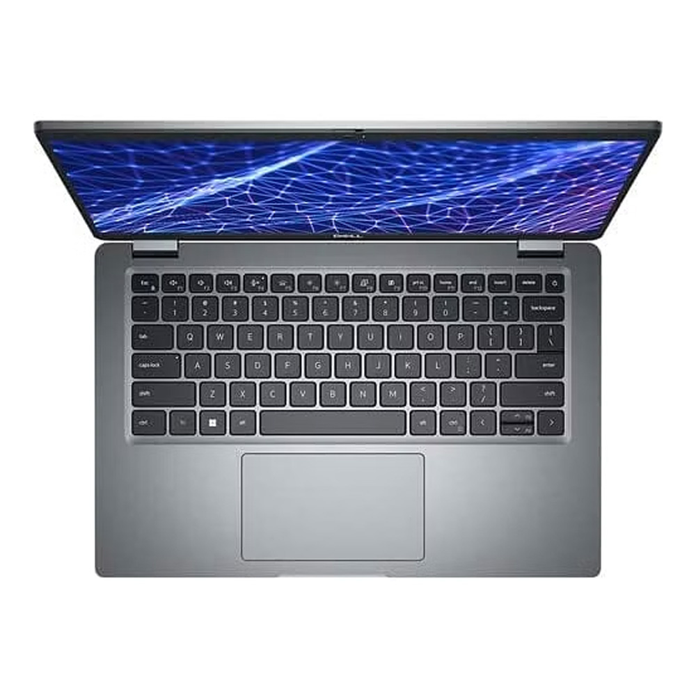 Un ordinateur portable ouvert avec clavier argenté et fond d'écran bleu.