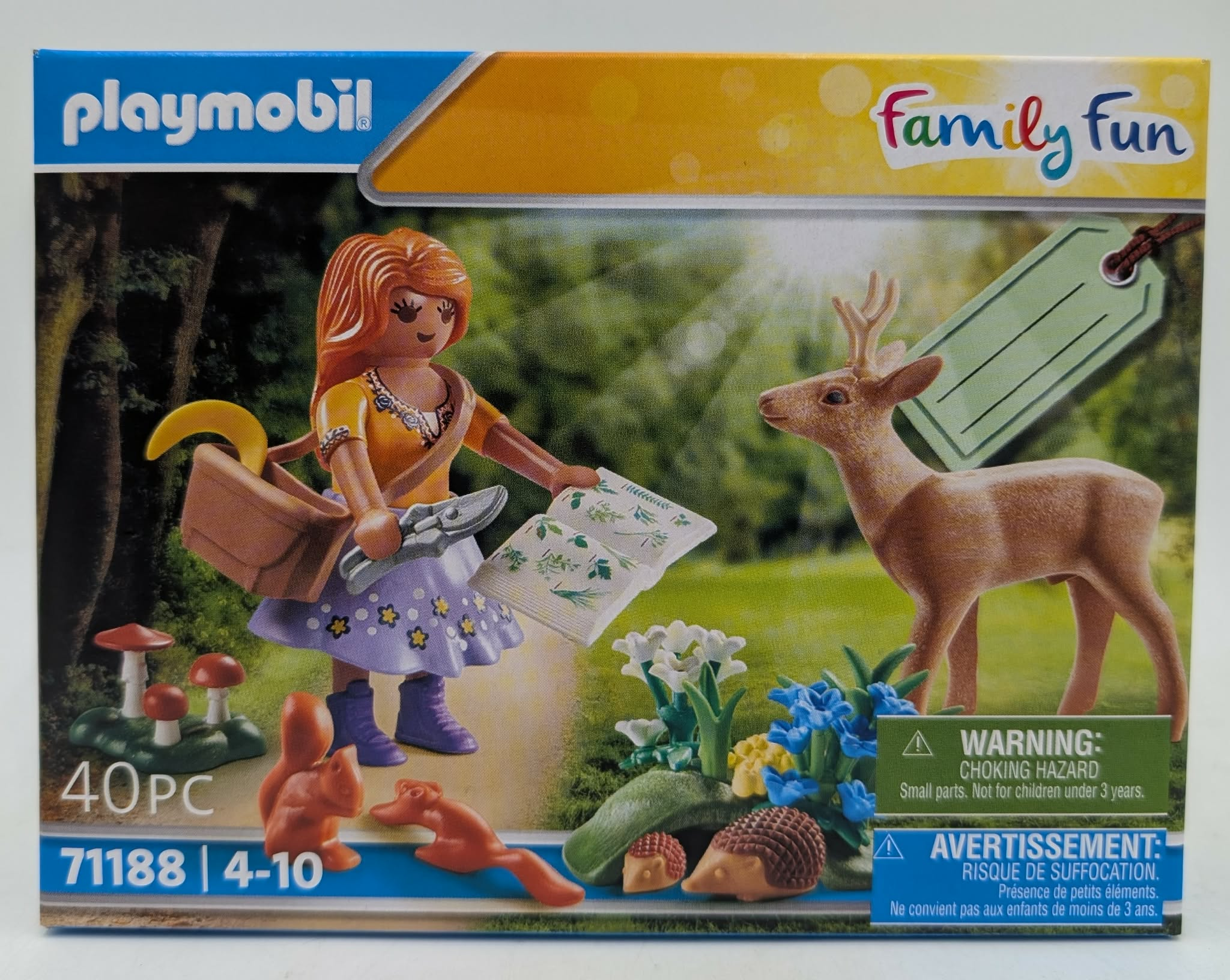 Figurka Playmobil z jeleniem, wiewiórką, jeżami i grzybami w lesie.