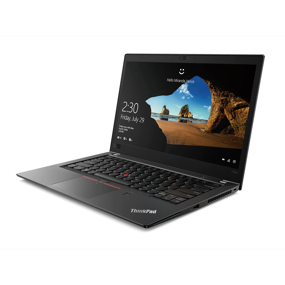 Un ordinateur portable ThinkPad noir avec son écran ouvert, affichant une scène de plage.
