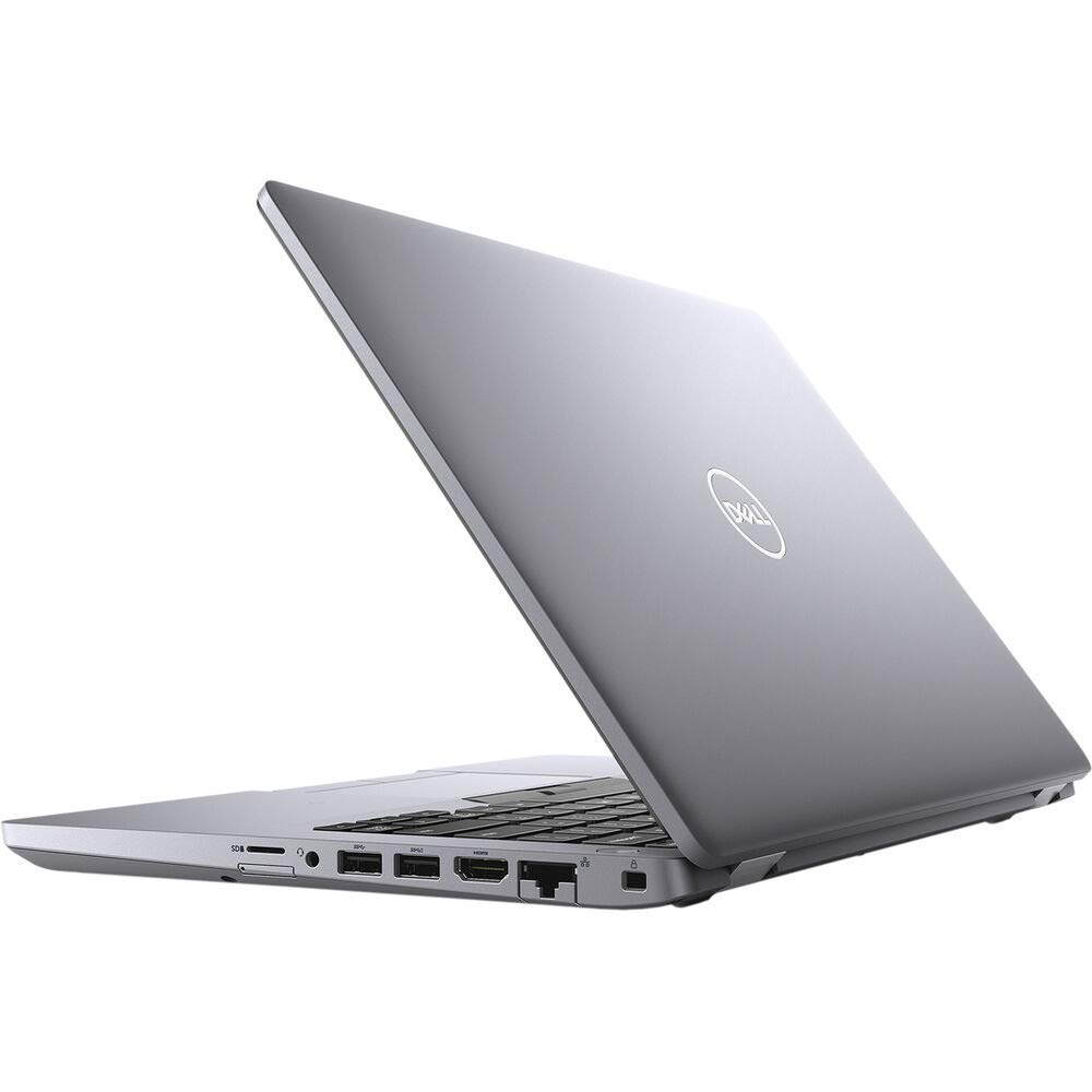 Un ordinateur portable Dell argenté est ouvert, montrant les ports sur son côté.