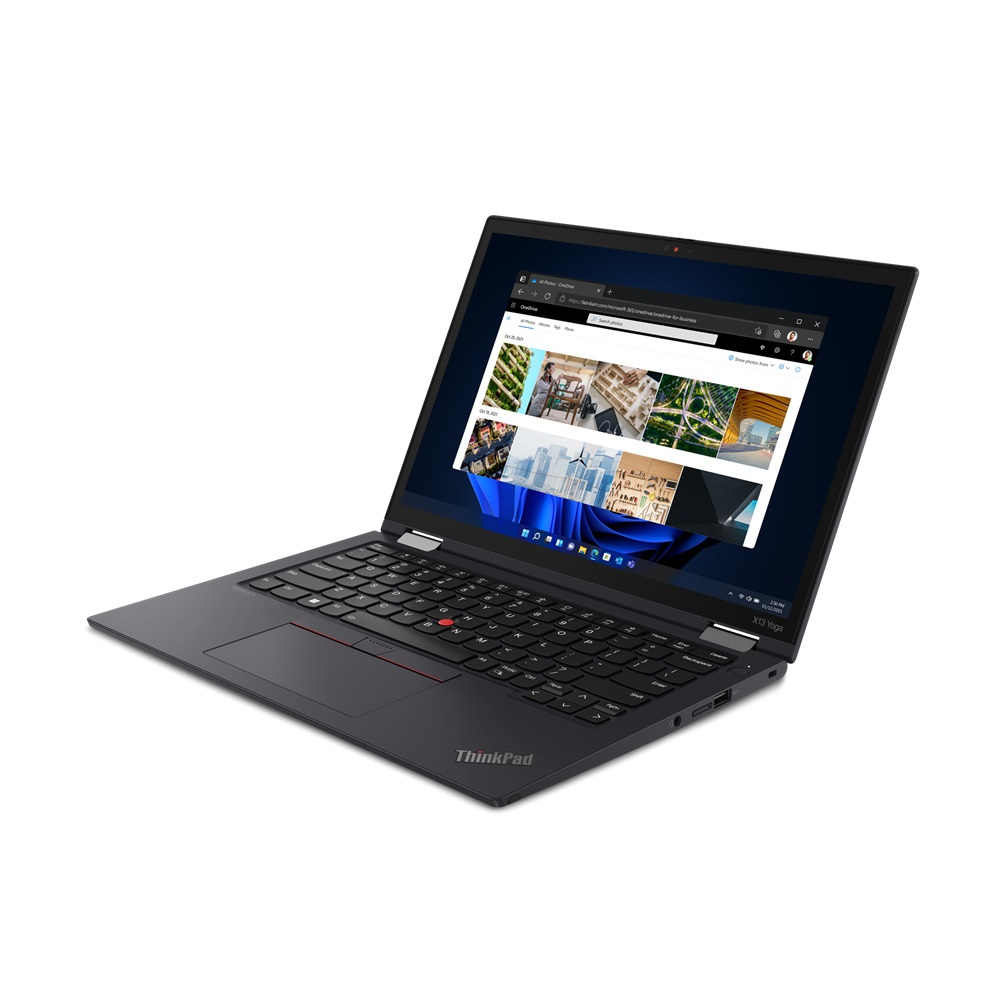Un ordinateur portable noir avec l'écran ouvert, affichant une page web avec des images.