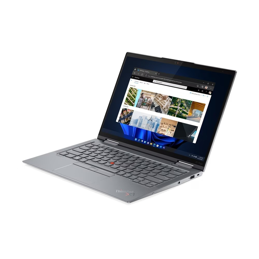 Un laptop argentato con lo schermo aperto, che mostra una pagina web con foto.