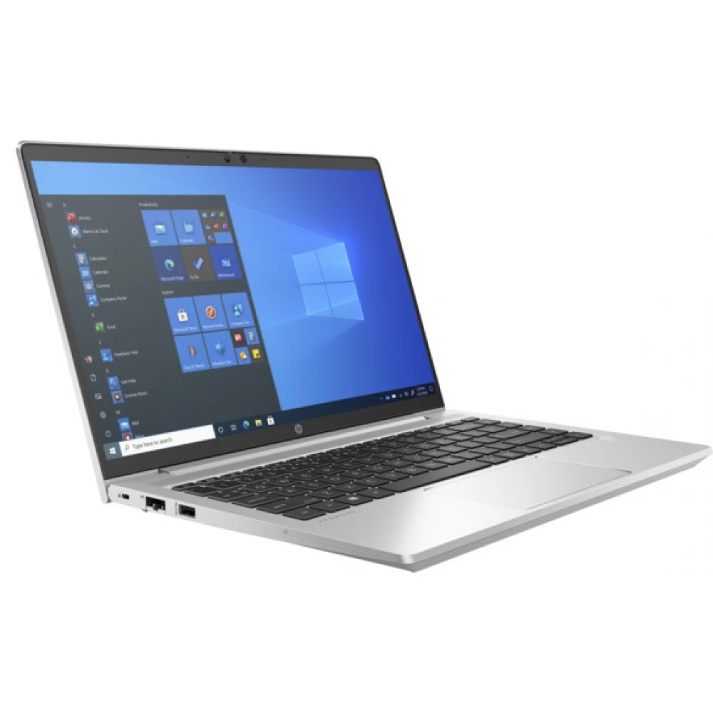Een zilveren laptop met het scherm aan, waarop het Windows-menu wordt weergegeven.
