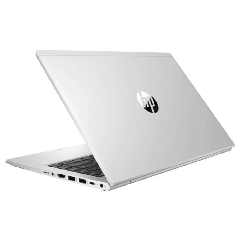 Zilveren HP laptop met geopende klep, toetsenbord en poorten zichtbaar.