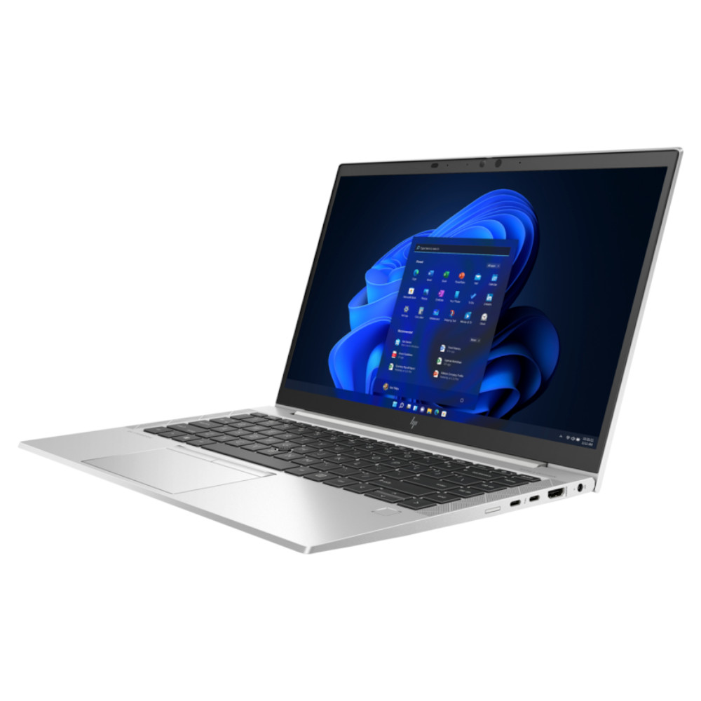 Een zilveren laptop met open scherm, waarop het Windows 11 startmenu wordt weergegeven.