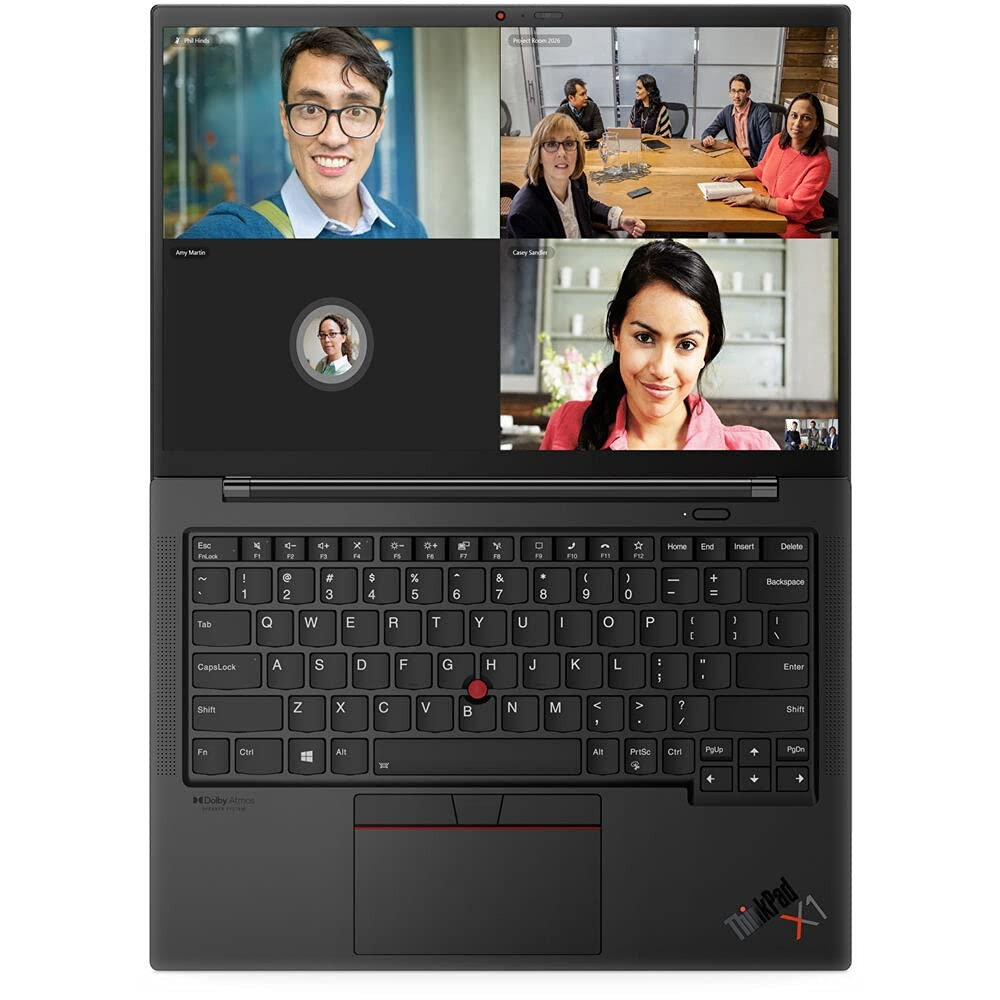 Écran d'ordinateur portable affichant quatre appels vidéo, clavier en bas.