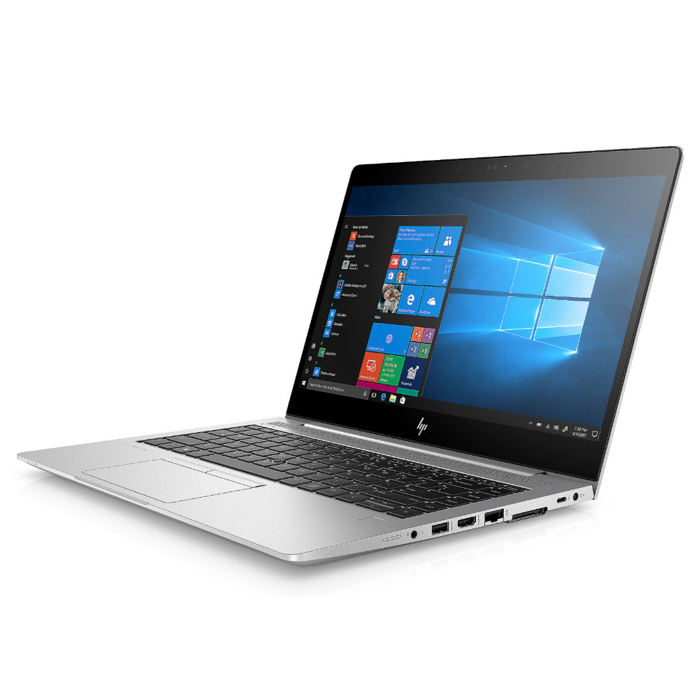 Zilveren laptop open, toont Windows 10 scherm met iconen en blauwe achtergrond.
