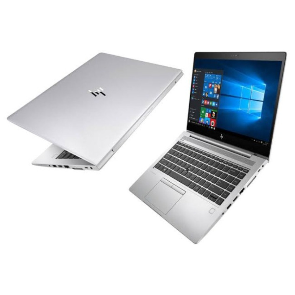 Twee zilverkleurige laptops op witte achtergrond. Eén gesloten, de ander open.