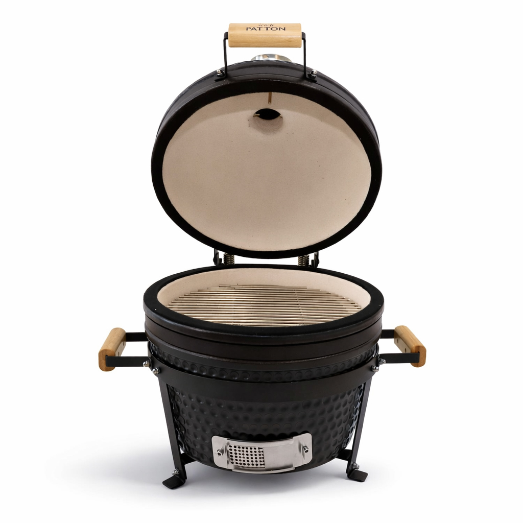 Ein offener, schwarzer Keramikgrill mit Holzgriffen und Grillrost.