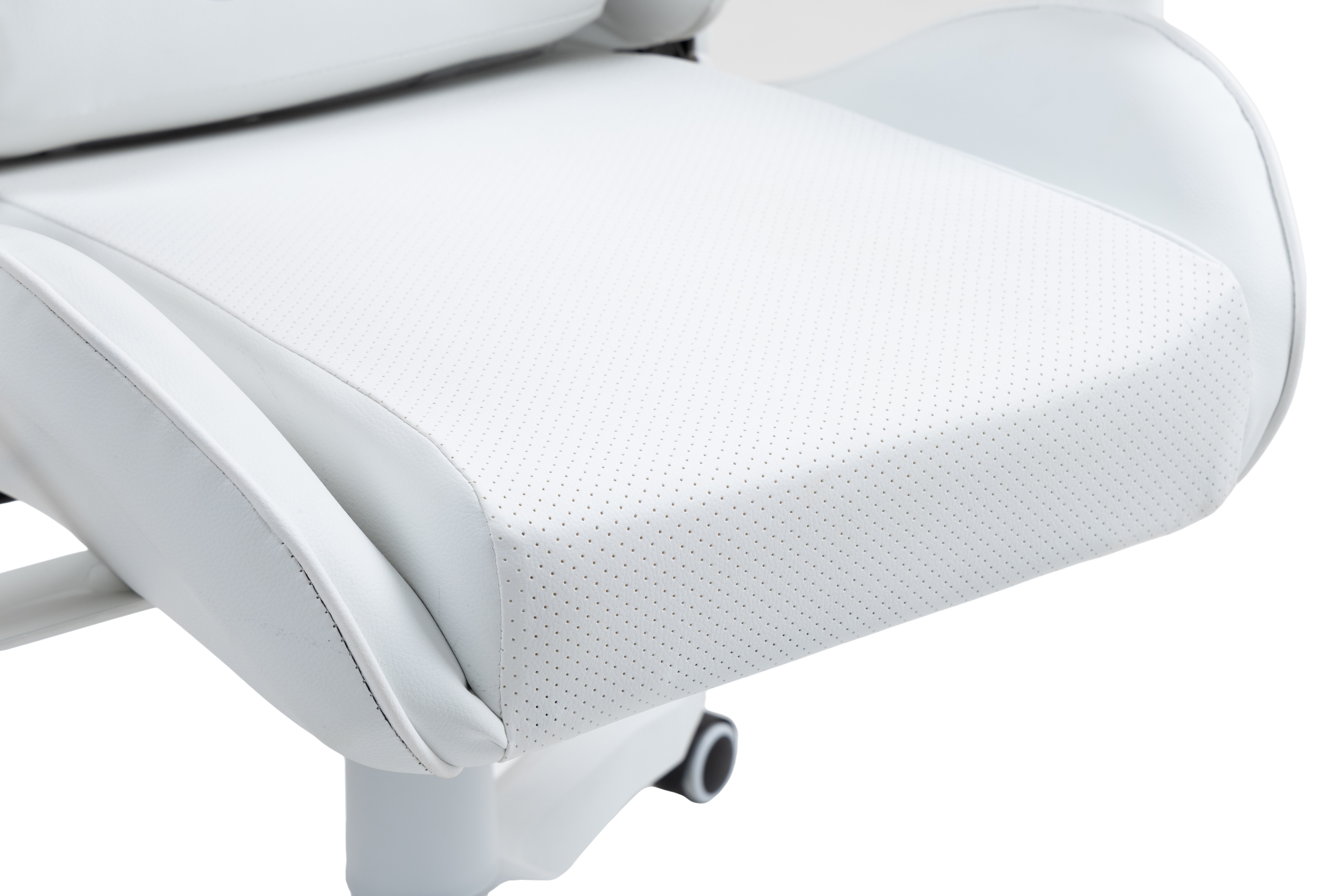 Białe siedzisko krzesła biurowego z perforacją, zbliżenie.