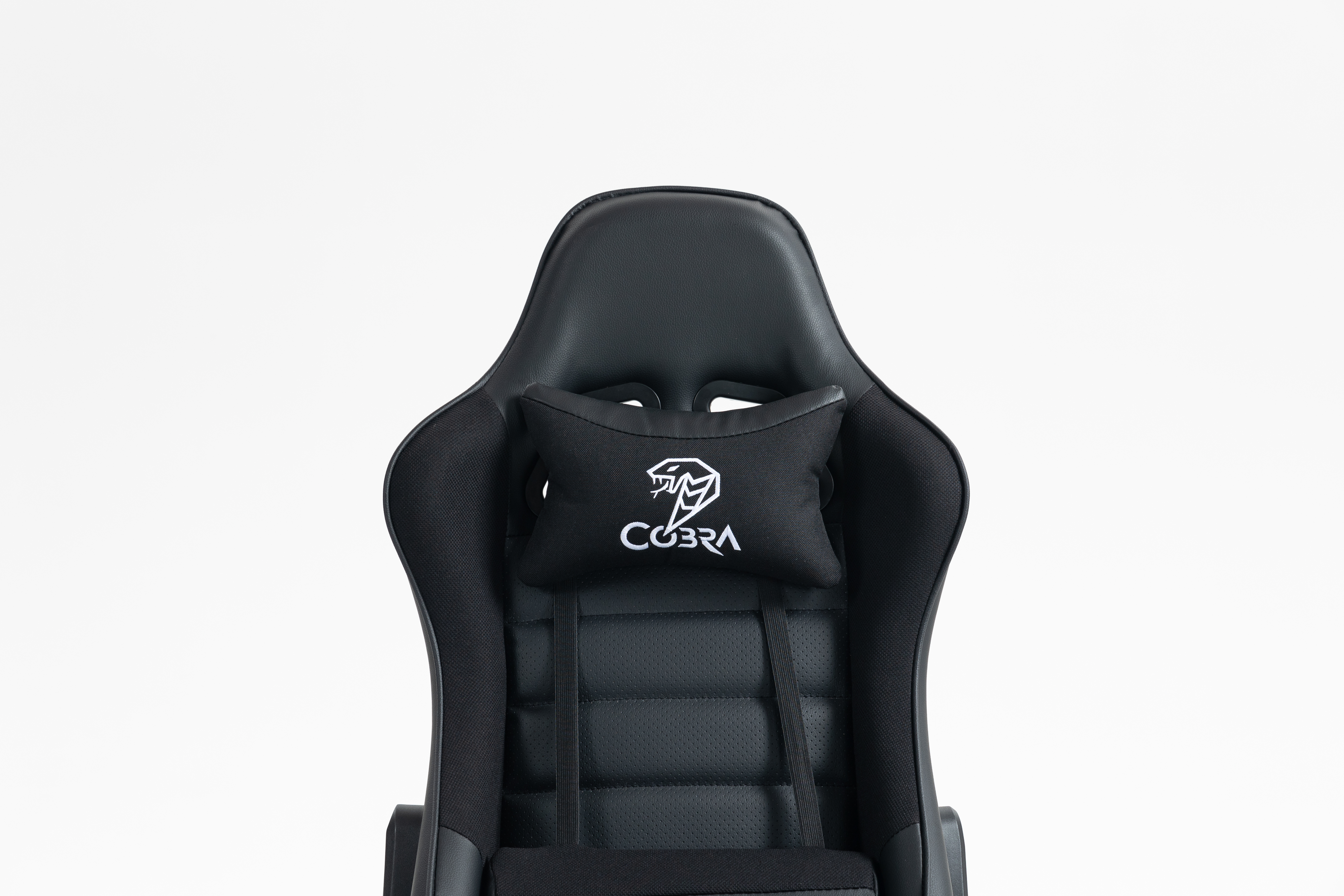 Czarny fotel gamingowy z poduszką z logo Cobra.