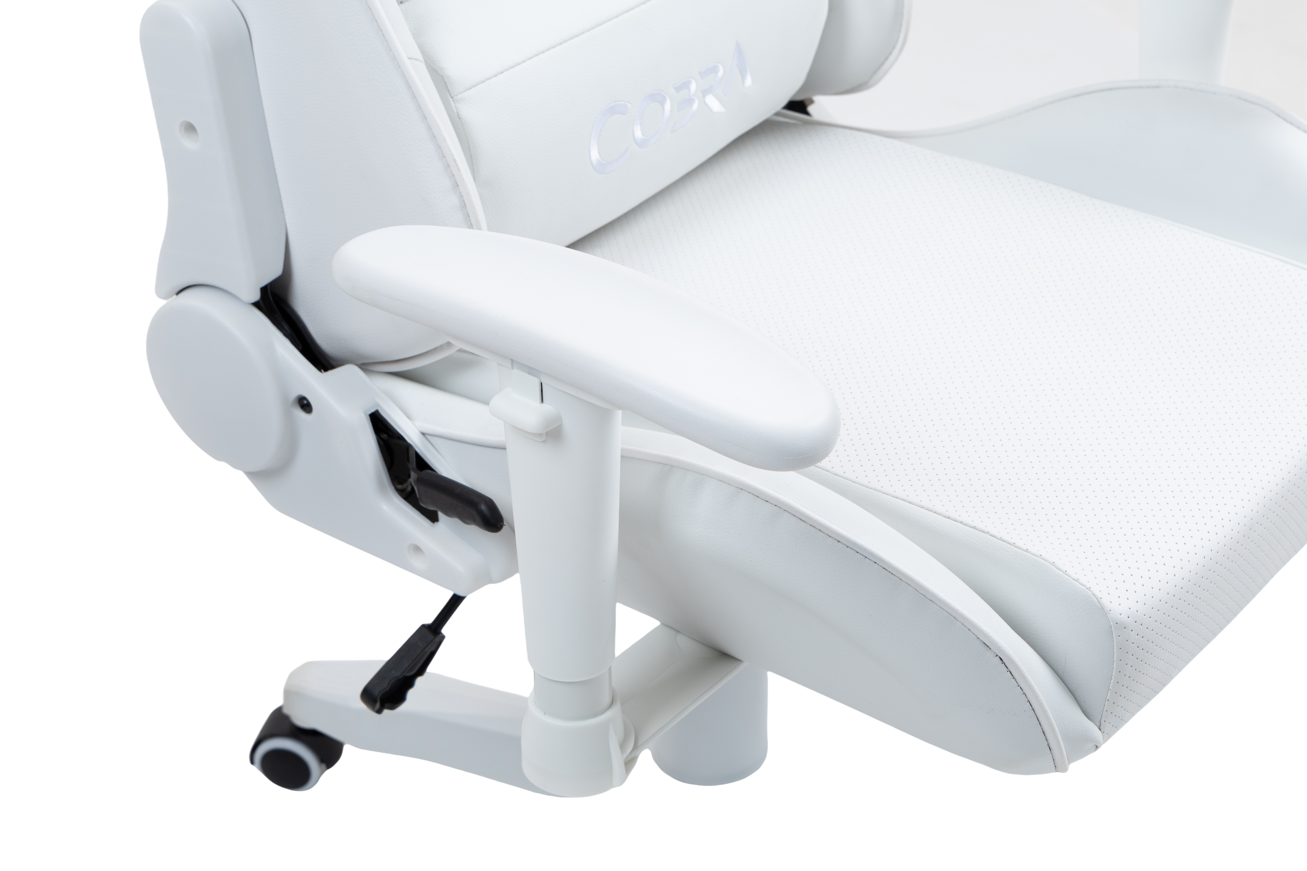 Białe krzesło gamingowe z regulowanym podłokietnikiem i kółkami.