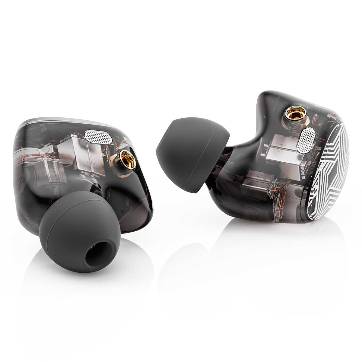Auriculares transparentes con puntas grises, componentes internos visibles.