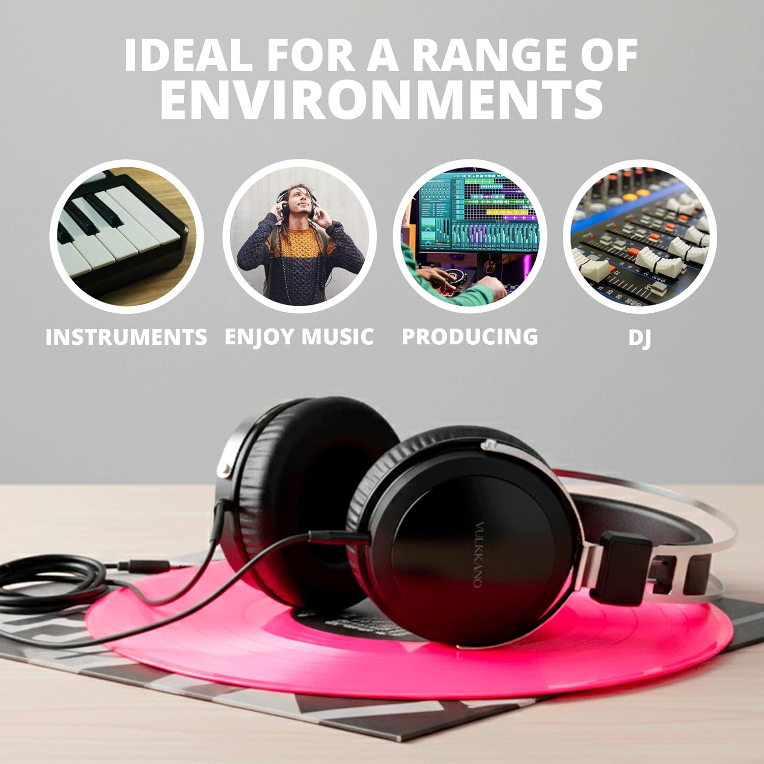 Cuffie su un disco in vinile rosa, con icone per strumenti, DJ e produzione musicale.