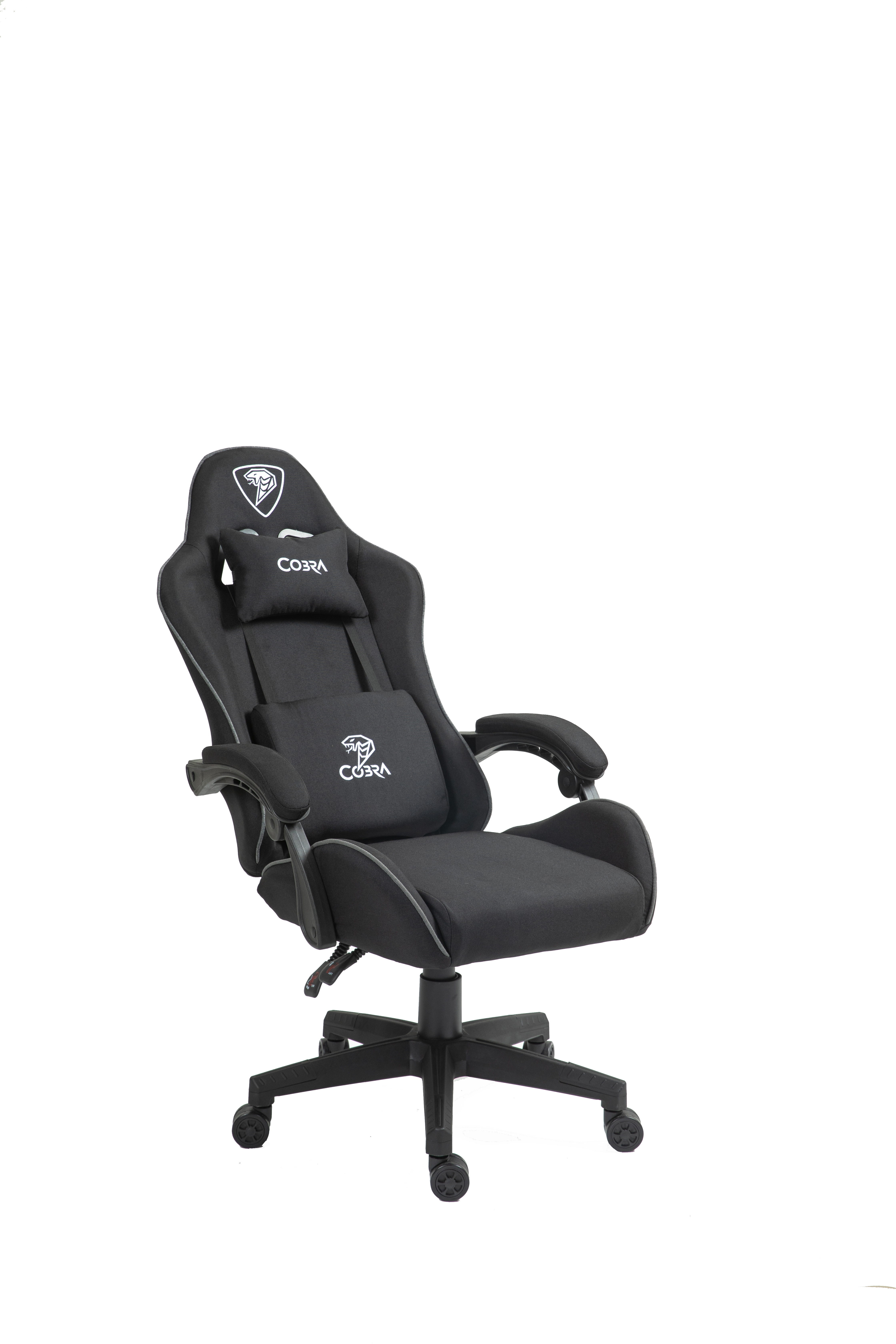Czarny fotel gamingowy z dwiema poduszkami i logo Cobra.