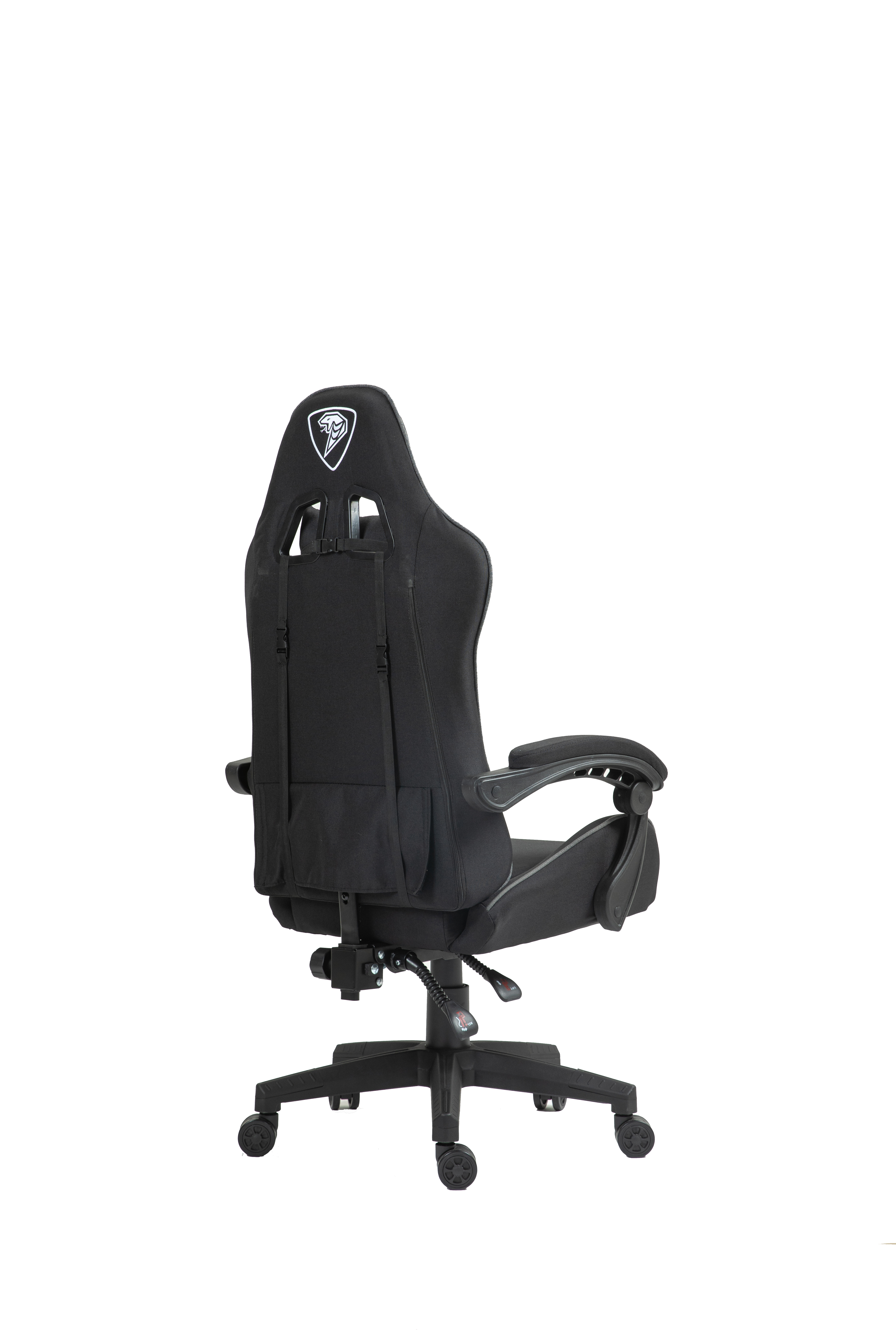Czarny fotel gamingowy z białym logo na oparciu, podłokietnikami i kółkami.