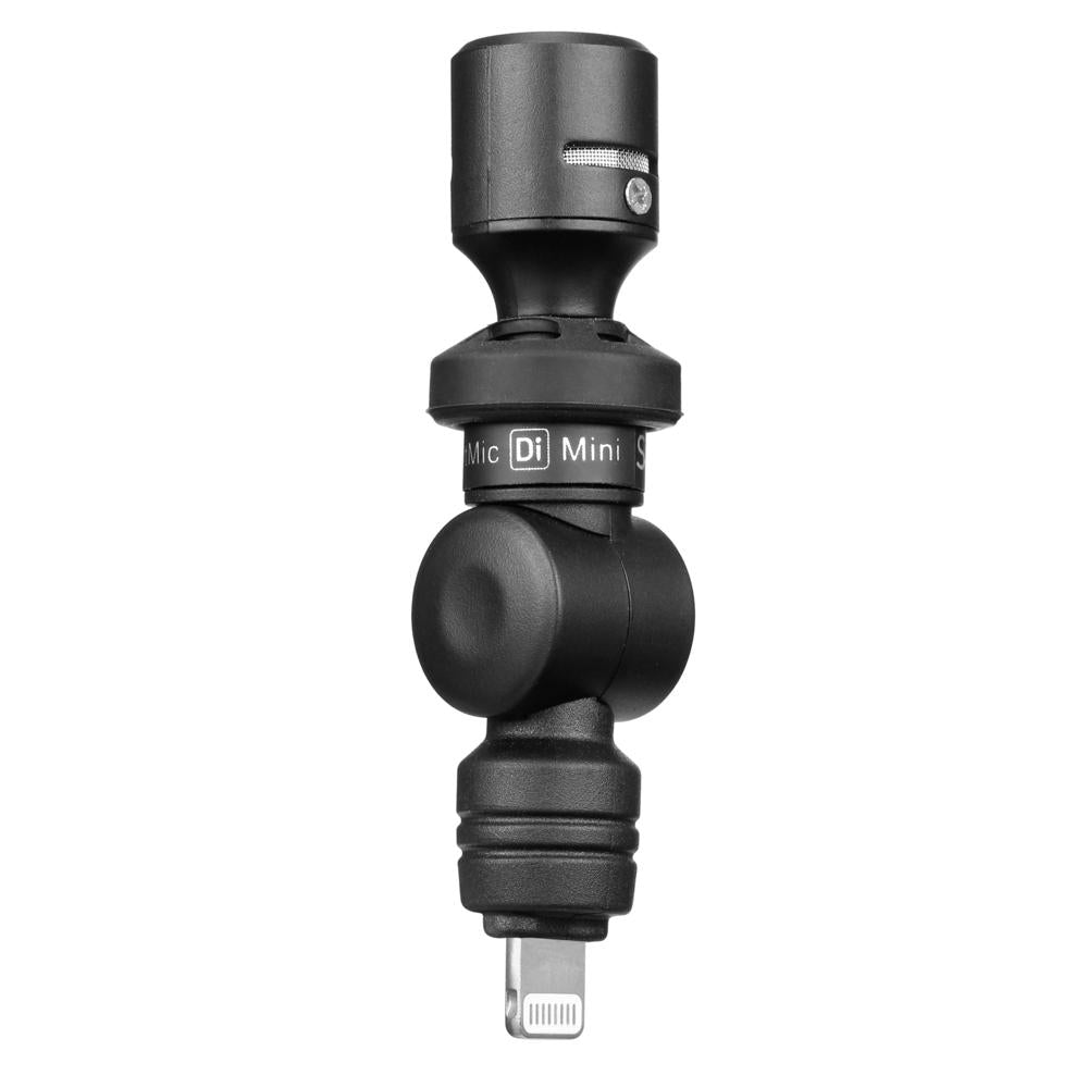 Un micrófono de solapa negro con conector Lightning, mostrado en detalle.