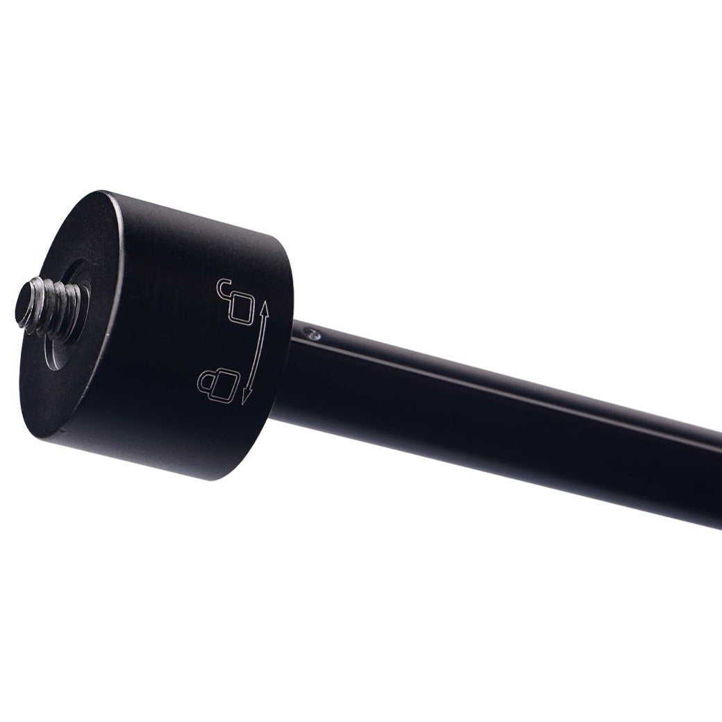Adaptador de metal negro con tornillo roscado y símbolos de bloqueo.