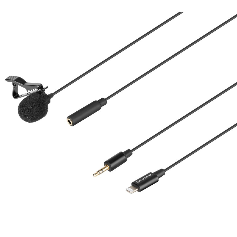 Micrófono lavalier negro con clip, adaptador y conector Lightning de iPhone.