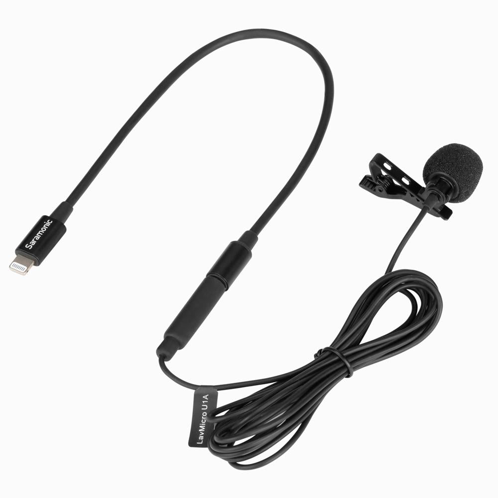 Micrófono de solapa negro con conector Lightning y parabrisas de espuma.