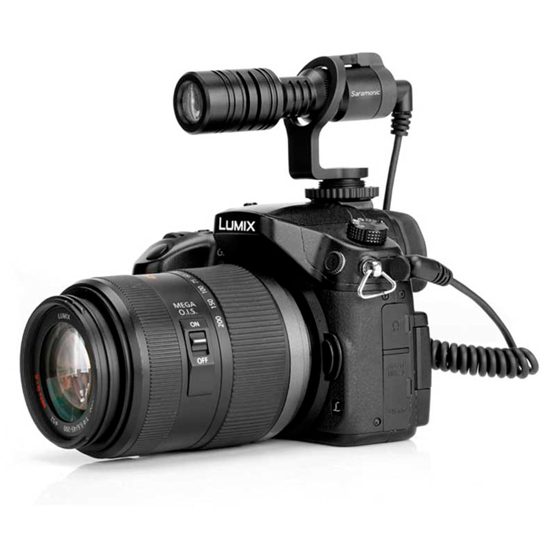Una cámara Lumix negra con lente y micrófono acoplado.