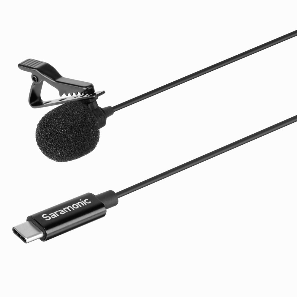 Un micrófono de solapa negro con pantalla antiviento de espuma y conector USB-C.