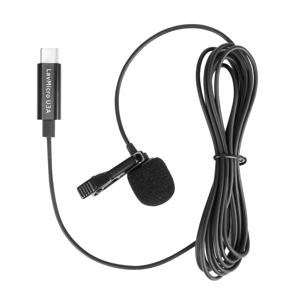 Un micrófono lavalier negro con conector USB-C y clip.