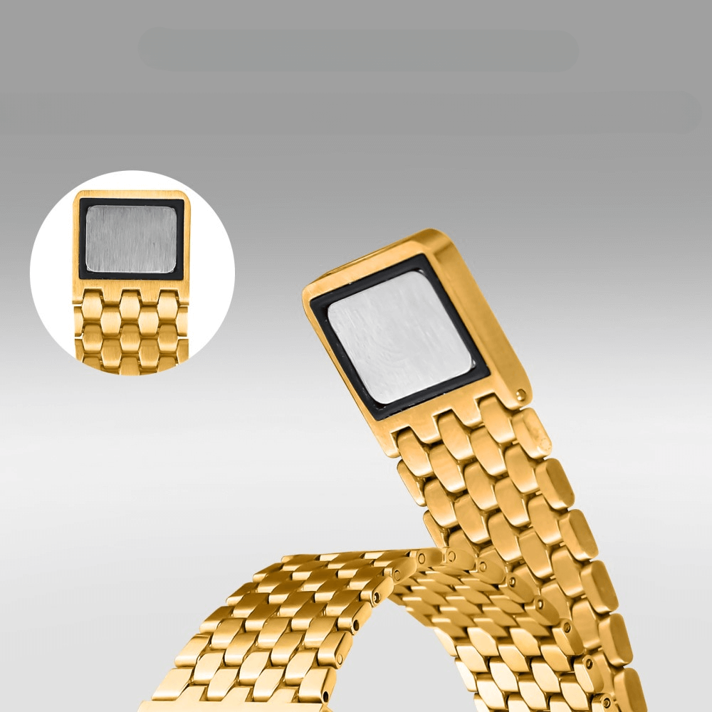 Bracelet de montre doré avec un insert rectangulaire argenté.